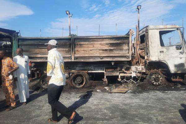 A devastating fire early Wednesday morning along the Ibafo axis of the Lagos-Ibadan Expressway has left several vehicles