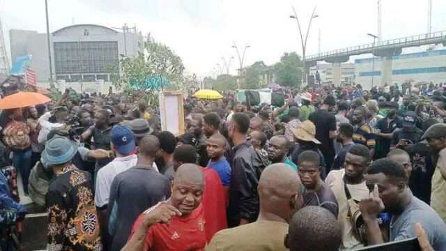 Members of the Osun State Transport Management System (OSTMS) have taken to the streets in Osogbo